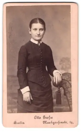 Fotografie Otto Grosse, Berlin, Markgrafenstrasse 33, Frau in elegantem Kleid