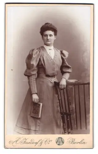 Fotografie A. Jandorf & Co., Berlin, Grosse Frankfurterstr. 113, Porträt einer Frau mit Buch