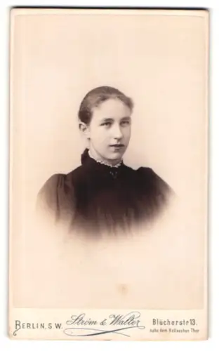 Fotografie Stróm & Waller, Berlin, Blücherstr. 13, Porträt einer jungen Frau