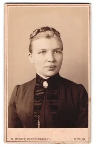 Fotografie O. Roloff, Berlin, Unter den Linden 24, Porträt einer Frau mit elegantem Kleid