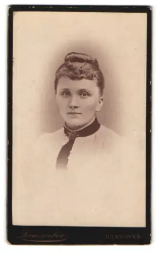 Fotografie G. W. Leineweber, Hannover, Georgstrasse 11, Porträt einer Frau mit hochgestecktem Haar