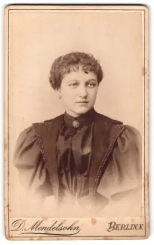 Fotografie D. Mendelsohn, Berlin, Brunnenstrasse 155, Elegantes Porträt einer Dame