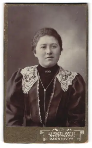 Fotografie Eugen Fath, Stuttgart, Porträt einer Frau mit Spitzenkragen