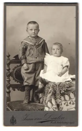 Fotografie Jean van Daalen, Gmünd, Marktplatz, Zwei Kinder auf dekorativem Stuhl