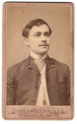 Fotografie Oscar Bohm, Berlin, Andreasstrasse 68, Porträt eines jungen Mannes