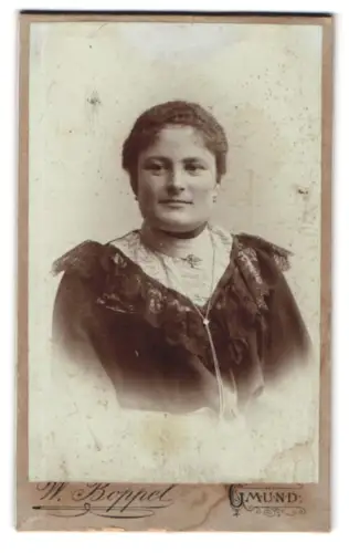 Fotografie Wilh. Boppel, Gmünd, Porträt einer lächelnden Dame