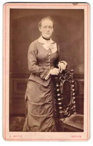 Fotografie L. Weise, Berlin, Neue König-Str. 51, Frau in elegantem Kleid mit Stuhl