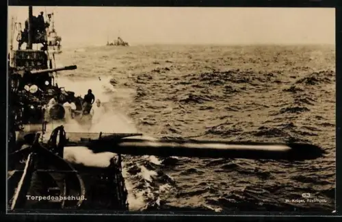 AK Torpedoboot bei Abschuss eines Torpedos während eines Manövers, Kriegsschiff
