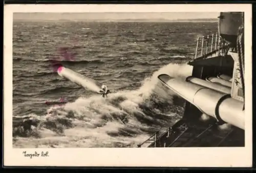AK Kriegsschiff der Kriegsmarine bei Abschuss eines Torpedos