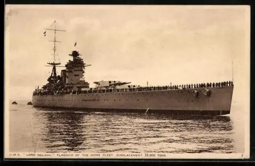 AK Kriegsschiff H.M.S. Lord Nelson mit Besatzung in Paradeaufstellung