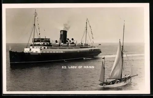 Foto-AK Passagierschiff S.S. Lady of Mann passiert eine Segelyacht