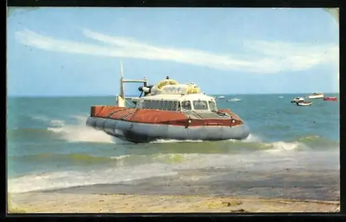 AK SRN6 Hovercraft-Fährschiff fährt auf den Strand hinauf