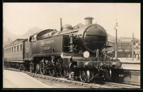 Foto-AK Britische Lokomotive Nr. 793 River Ouse der Southern in einem Bahnhof, englische Eisenbahn
