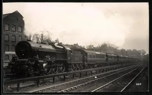 AK Britische Lokomotive Nr. 6111 mit Personenzug erreicht einen Bahnhof, englische Eisenbahn