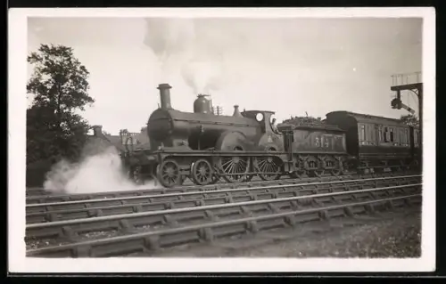 AK Britische Lokomotive Nr. 314 mit Tender nach Passieren von Streckensignal, englische Eisenbahn