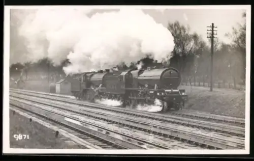 AK Britische Lokomotive Nr. 6141 der LMS fährt mit starker Rauchentwicklung, englische Eisenbahn