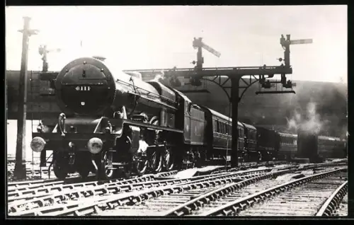 AK Britische Lokomotive Nr. 6111 mit Personenzug nach Verlassen des Bahnhofs, englische Eisenbahn