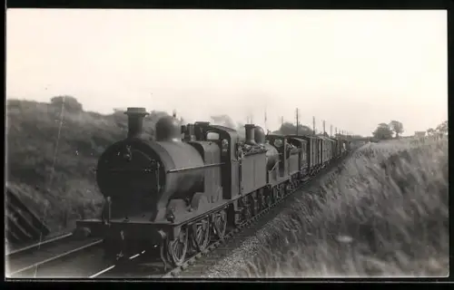 AK Britische Lokomotive mit Güterwaggons nahe Lancaster, englische Eisenbahn