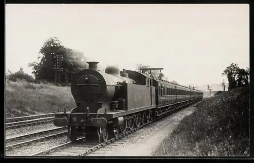 AK Britische Lokomotive Nr. 2104 mit Personenzug in Fahrt nahe Elstree, englische Eisenbahn