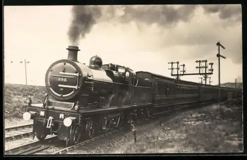 AK Britische Lokomotive Nr. 998 mit Personenwaggons nach Passieren von Streckensignal, englische Eisenbahn
