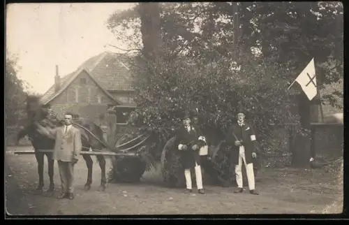 Foto-AK Herr mit Pferdegespann beim Transport belaubter Äste, Helfer u. Fahne des Roten Kreuzes