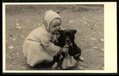 Foto-AK Kleines Mädchen mit kleinem Hund im Freien