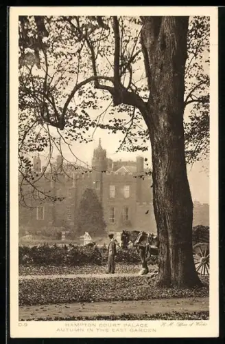 AK London, Hampton Court Palace, Autumn in the East Garden