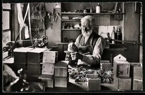 AK Schwarzenwälder Uhrenmacher bei der Arbeit