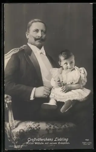 AK Kaiser Wilhelm II. posiert auf einem Stuhl mit seinem Enkel in jungen Jahren auf seinem Schoss