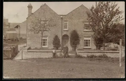 Foto-AK Wednesbury, Man and boy in front of a house