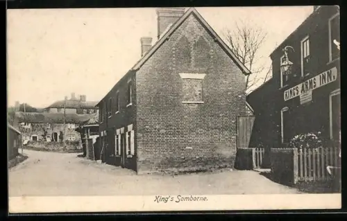 AK King`s Somborne, Street view with King`s Arms Inn