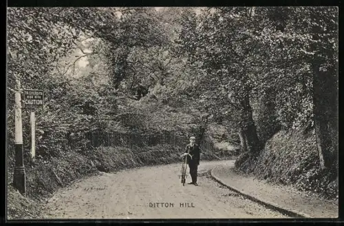 AK Ditton Hill, Junger Mann mit Fahrrad auf der Strasse