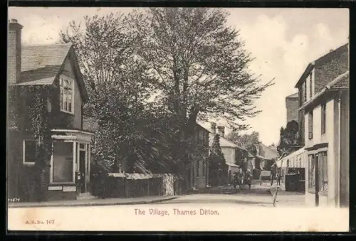AK Thames Ditton, Strassenpartie im Ort