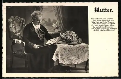AK Eine Mutter betrachtet ein Fotoalbum, Muttertag