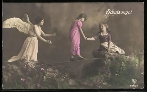 AK Mädchen balanciert auf einem Holzbrett und wird von einem Schutzengel behütet