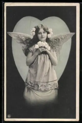 AK Hübschher Engel mit Blumenstrauss vor Herz stehend