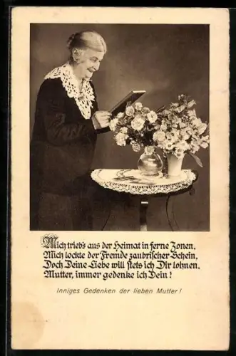 AK Muttertag, ältere Frau mit Blumensträussen und Foto