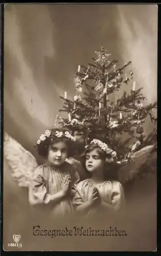 AK Zwei kleine Weihnachtsengel beten vor einem Weihnachtsbaum