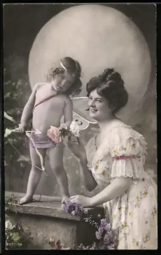 AK Amor steht neben einer Dame auf einer Mauer