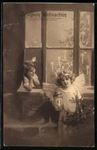 AK Mädchen schaut durchs Fenster zu einem Weihnachtsengel mit Laterne
