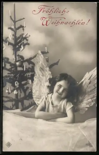 AK Lächelnder Weihnachtsengel neben einem Tannenbaum