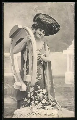 AK Dame trägt ein riesiges Hufeisen über der Schulter, Neujahrsgrüsse