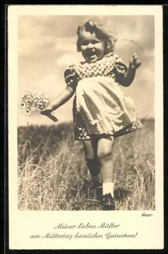 AK Mädchen mit strahlendem Lächeln läuft über eine Wiese, Muttertag