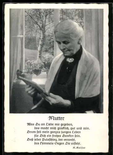 AK Alte Dame betrachtet ein altes Foto, Muttertag