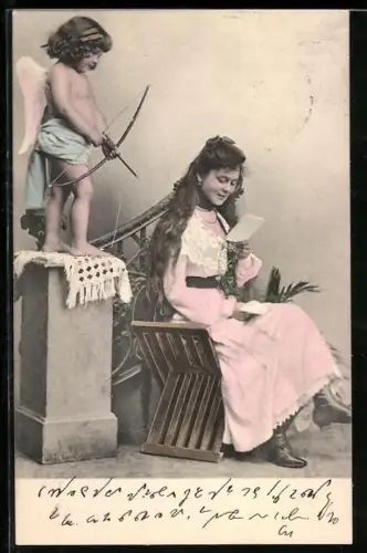 AK Amor steht mit einem Pfeil auf der Sehne hinter einer hübschen Dame, die einen Brief liest