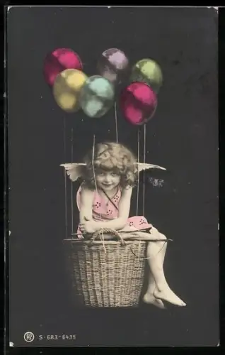 AK Engel sitzt in einem Korb, an dem Luftballons befestigt sind