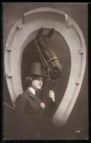 AK Hübsche Dame mit Pferd, umrahmt von einem Hufeisen