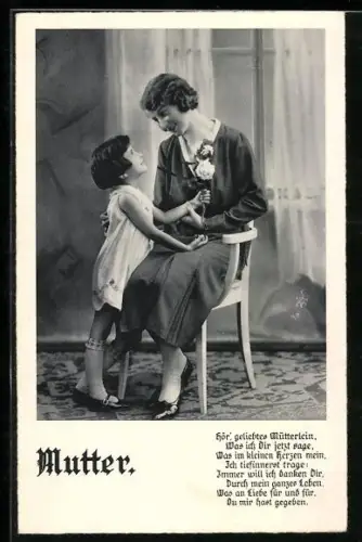 AK Sitzende Mutter bekommt Blumen von ihrem Kind zum Muttertag