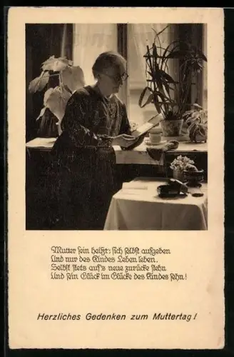 AK Ältere Dame sieht sich ein altes Foto an, Muttertag