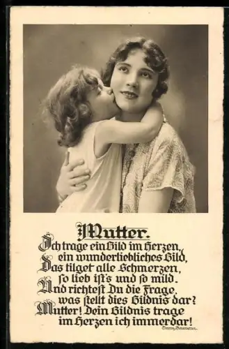 AK Junge Mutter wird von ihrem Kind umarmt